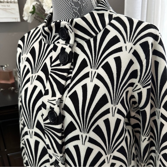 Chico’s Black White Geometric Button Knit Jacket Sz 1 (M/L) Statement Print - Picture 4 of 12